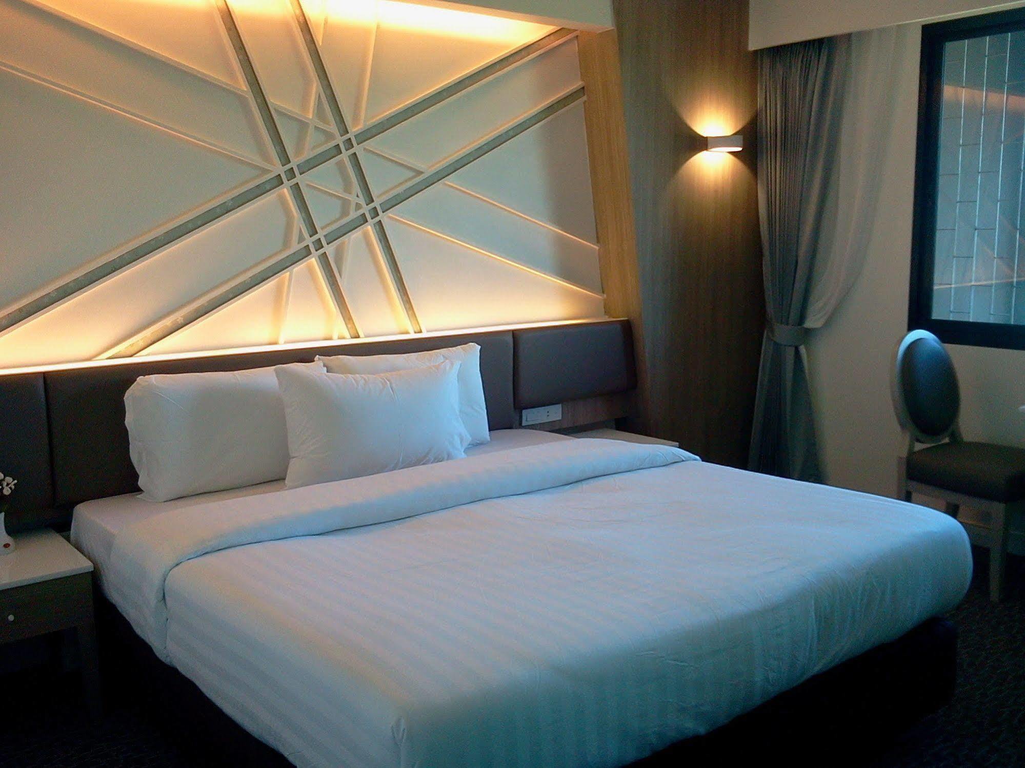 Hotel Papa Bangkok Siriraj Екстер'єр фото